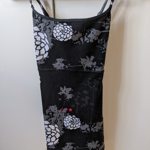 Lululemon Tank Size 4 - Picture 2 of 3